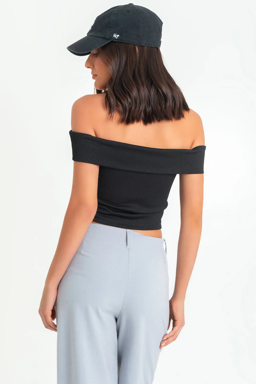 Crop top canalé ajustado de hombros descubiertos