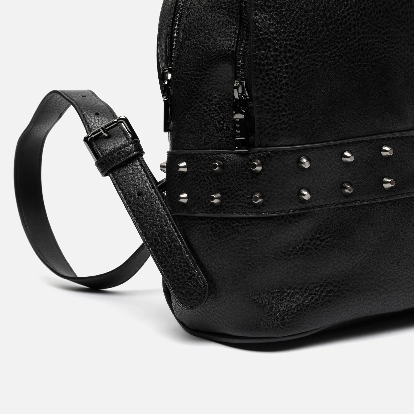 Flanatina mochila pequea con detalles metálicos