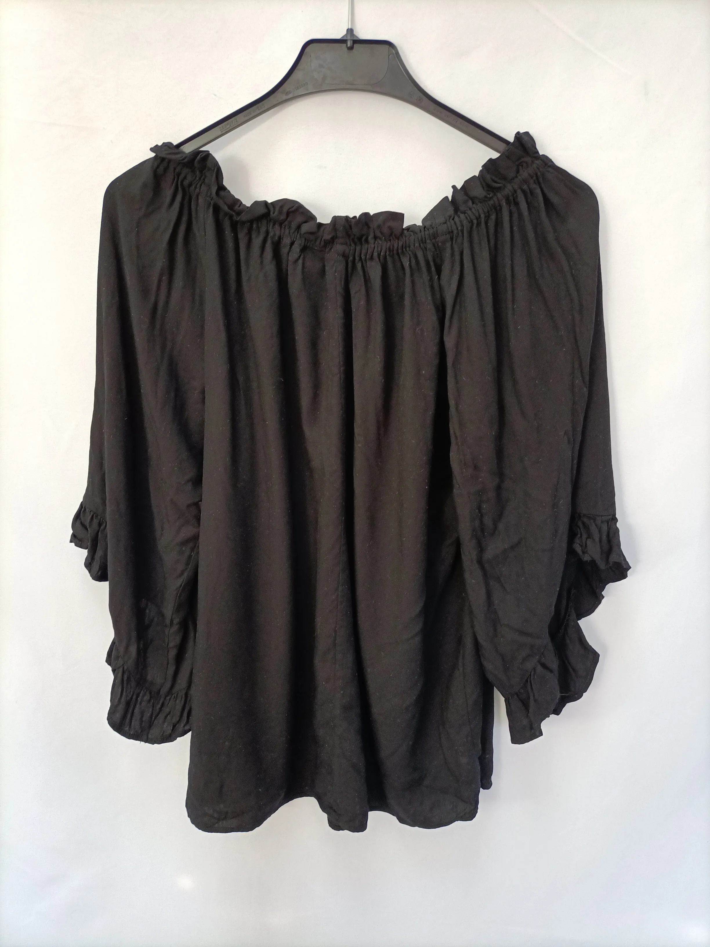 H&M. Top negro cuello barco T.34