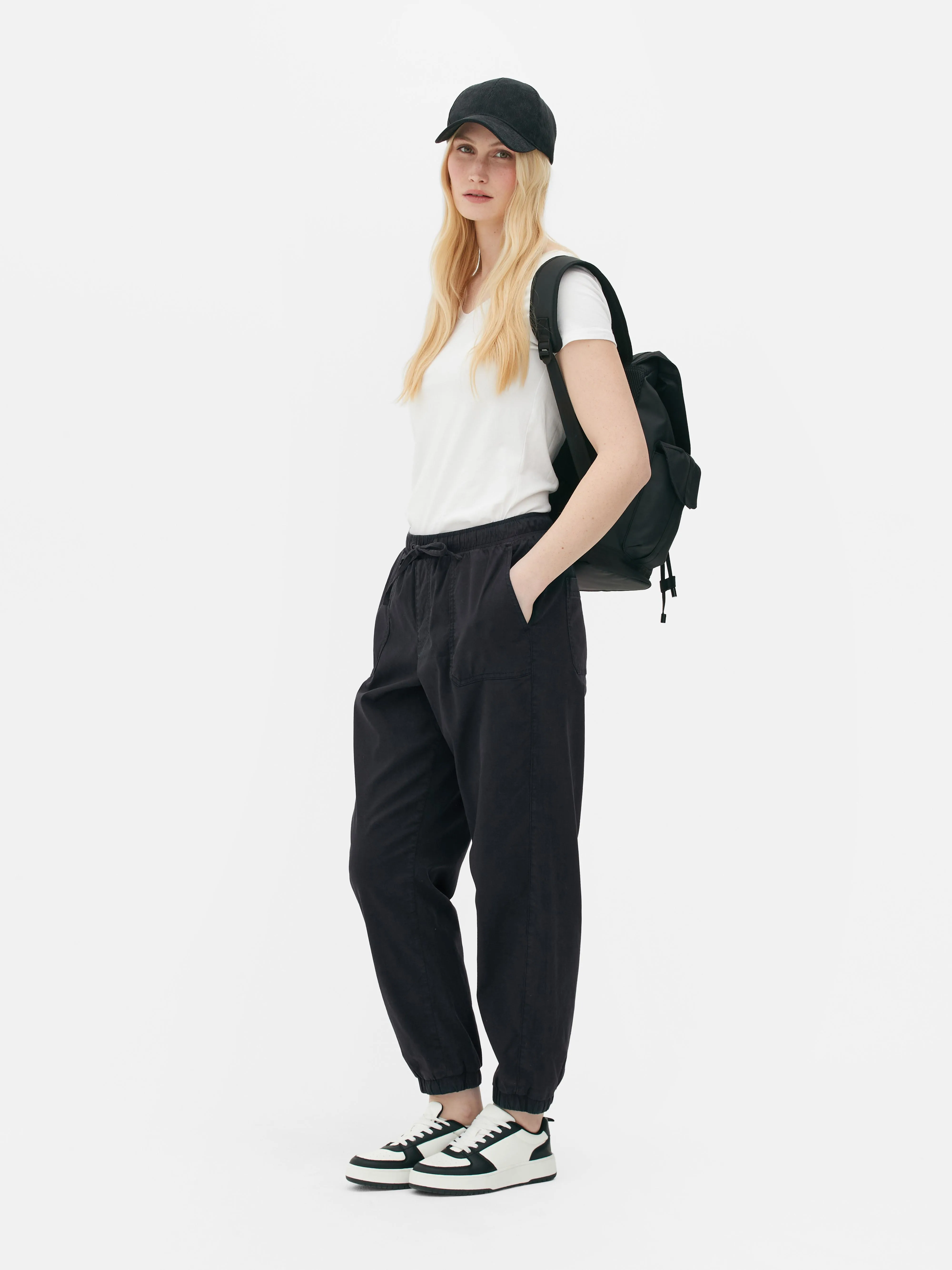 Joggers con bajos ajustados y cordón de ajuste