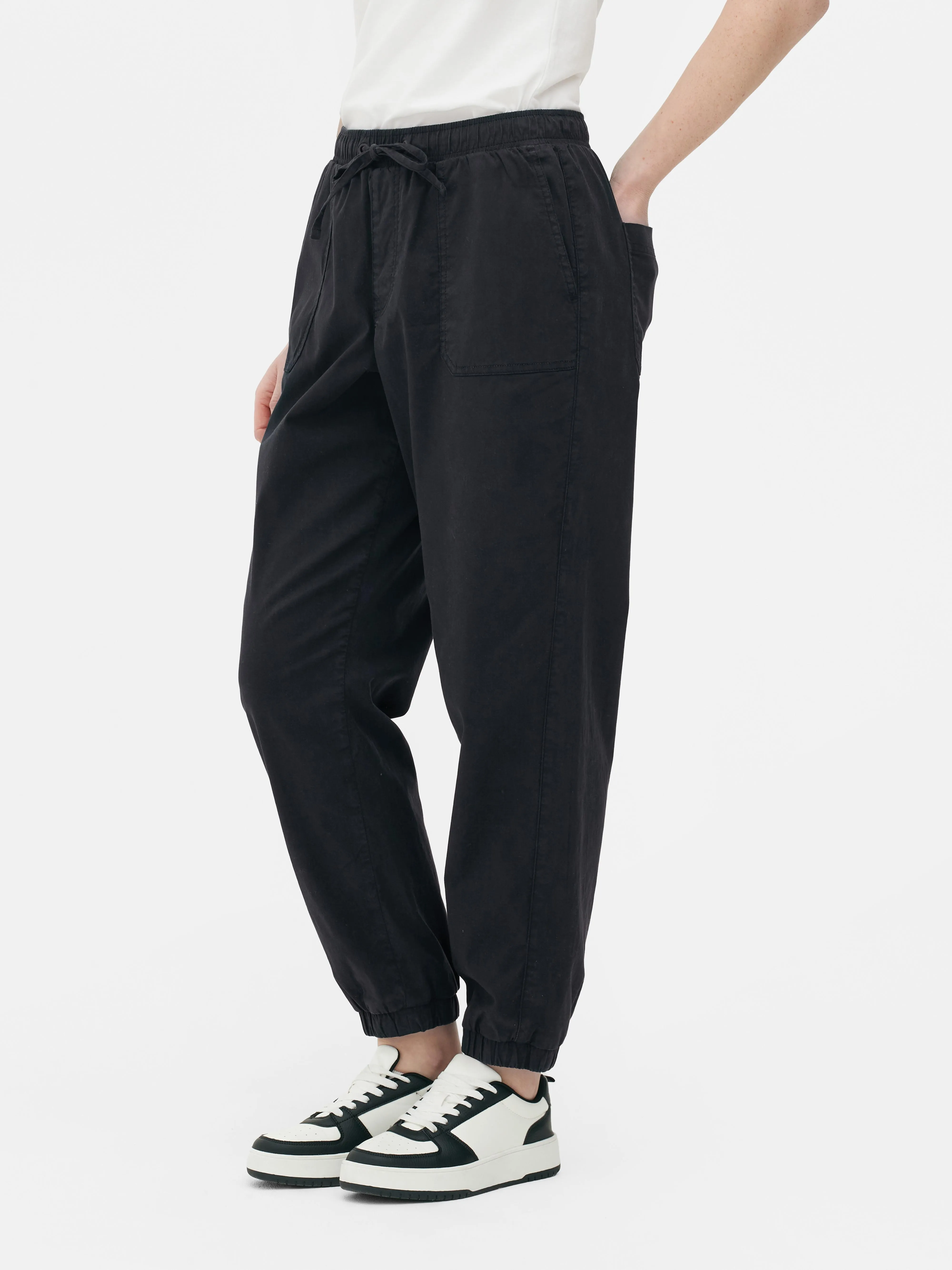 Joggers con bajos ajustados y cordón de ajuste