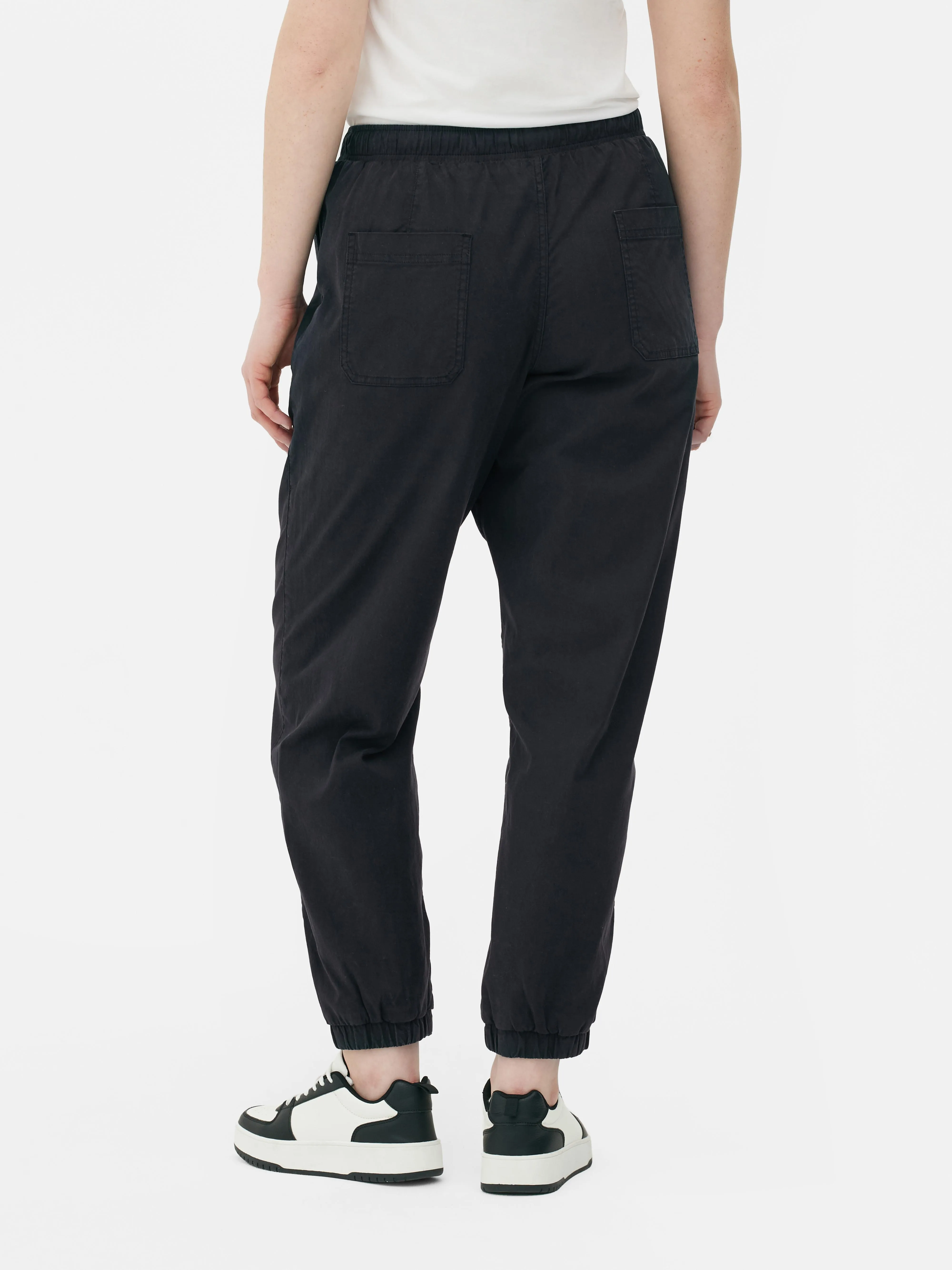 Joggers con bajos ajustados y cordón de ajuste