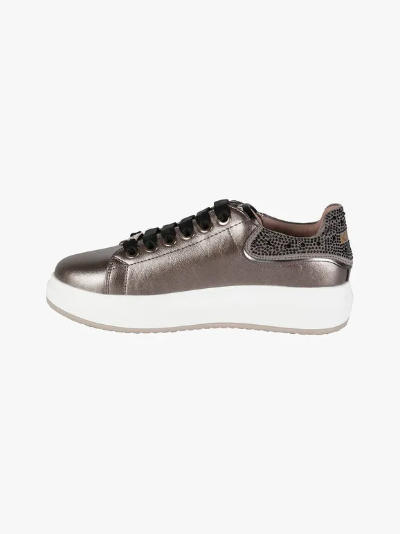 Keys Zapatillas bajas de mujer con tachuelas.