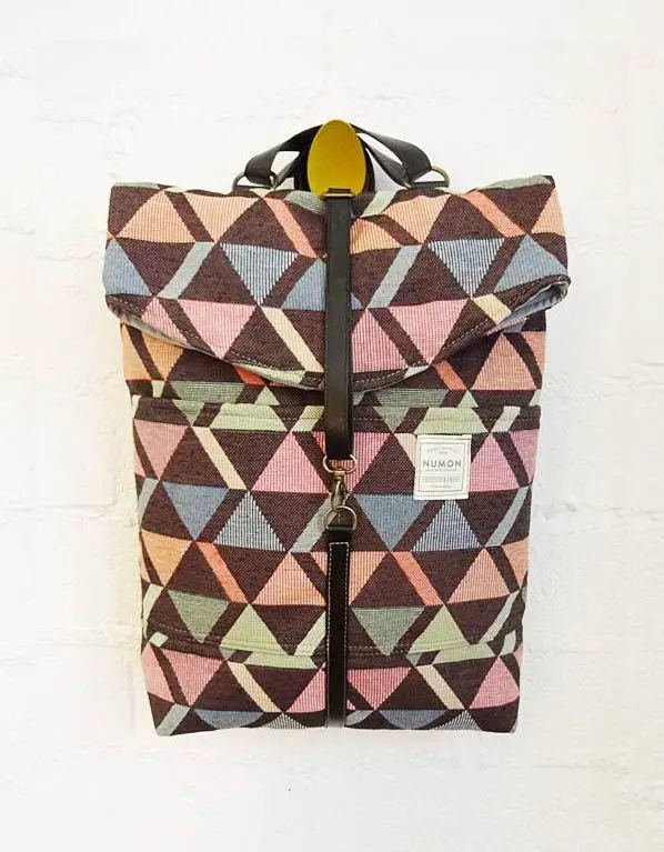 Mochila reciclada con triángulos de tonos suaves