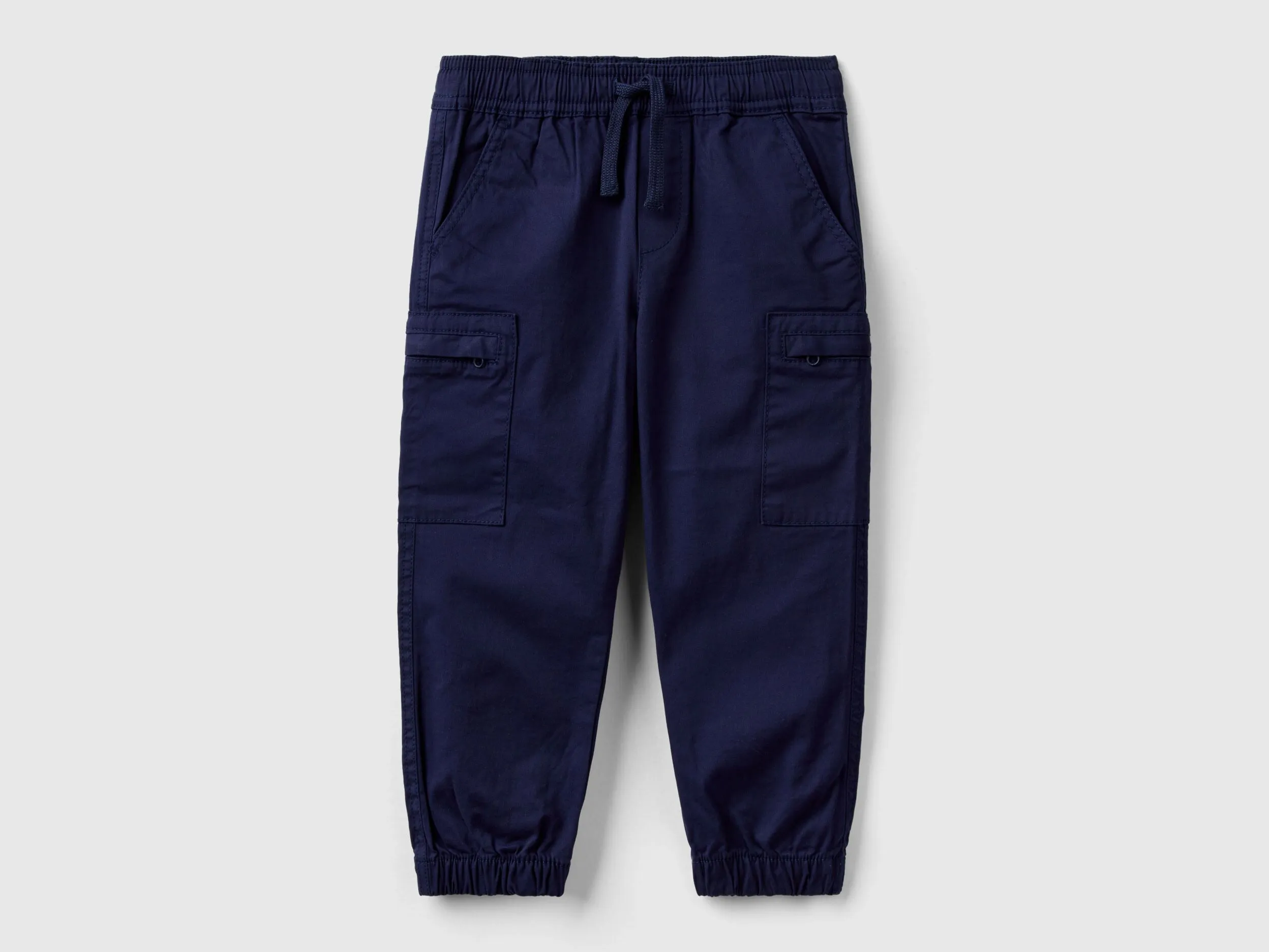 Pantalón cargo con cordón de ajuste