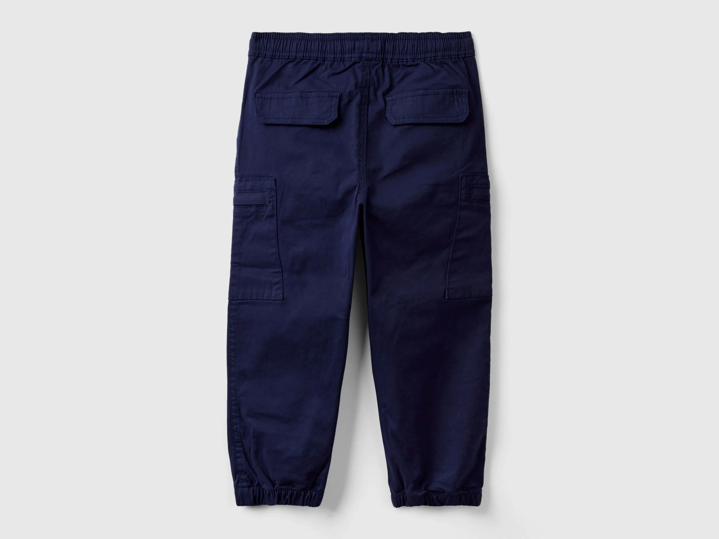 Pantalón cargo con cordón de ajuste