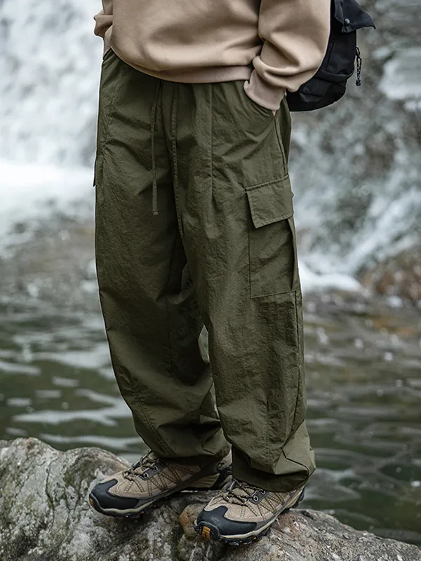 Pantalones cargo con cordón y bolsillos grandes texturizados para hombre
