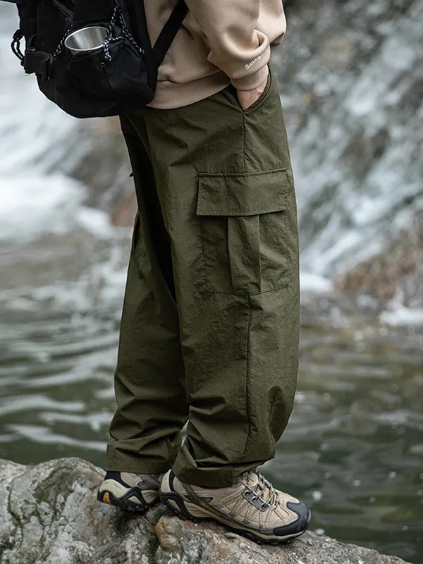 Pantalones cargo con cordón y bolsillos grandes texturizados para hombre