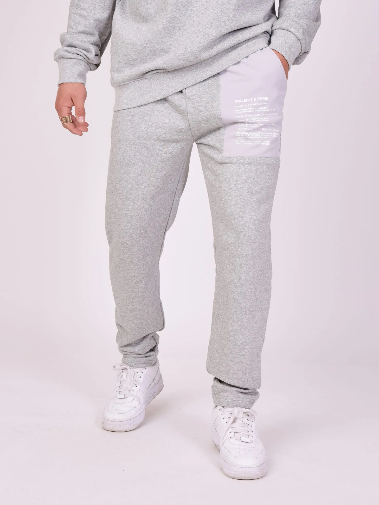 Pantalones de chándal con texto insertado