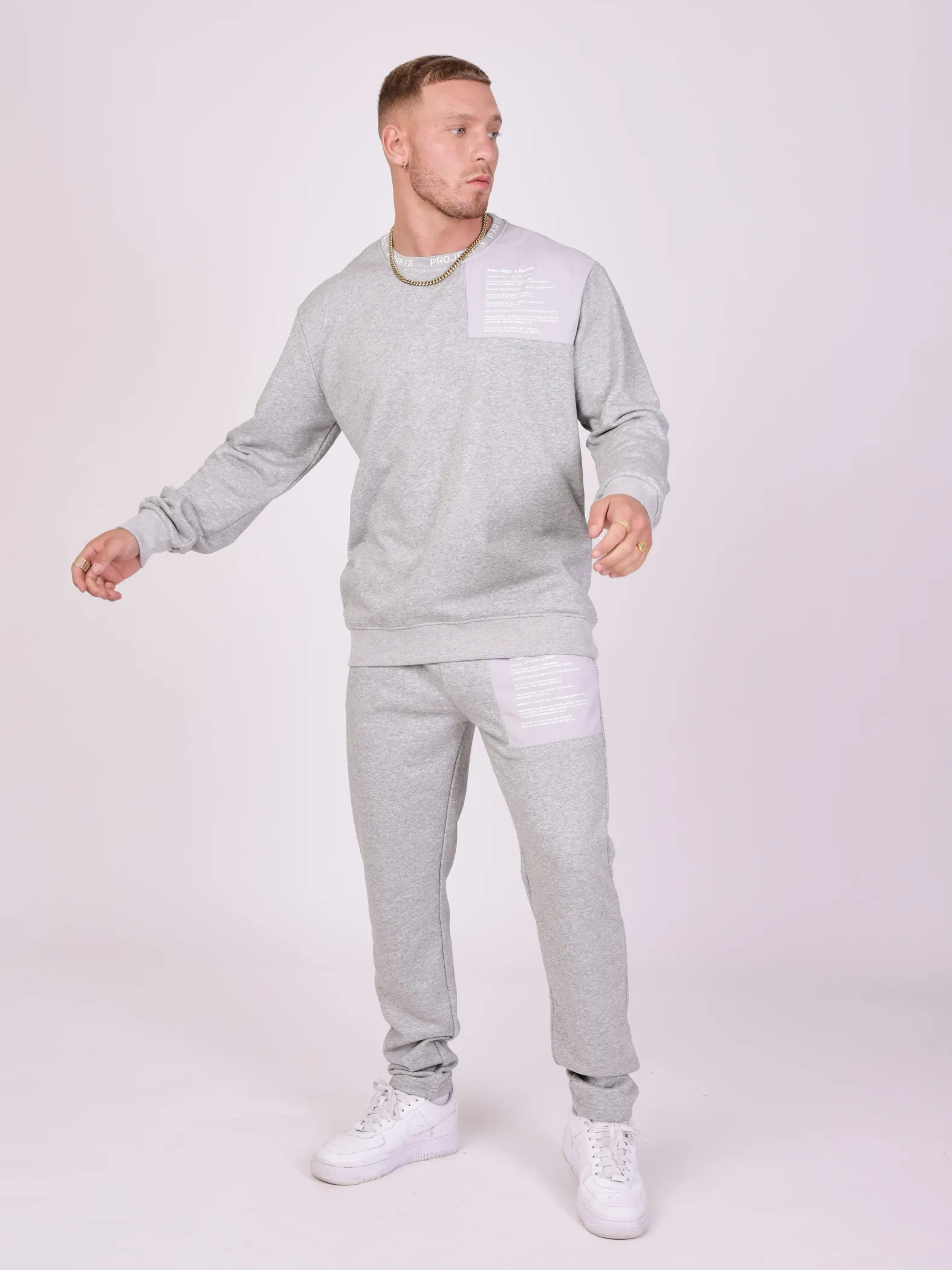 Pantalones de chándal con texto insertado