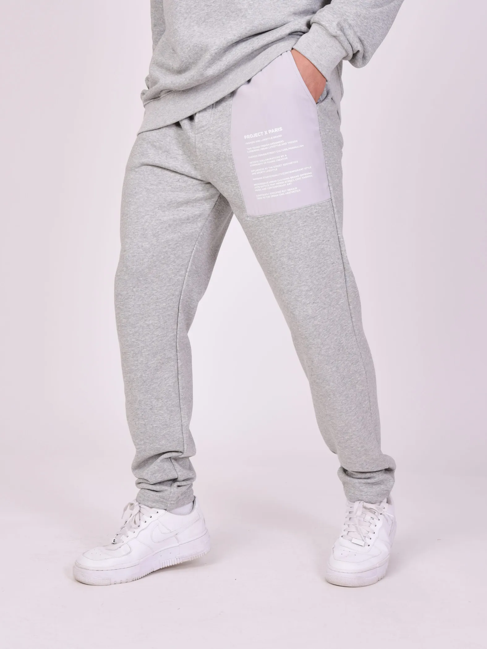 Pantalones de chándal con texto insertado
