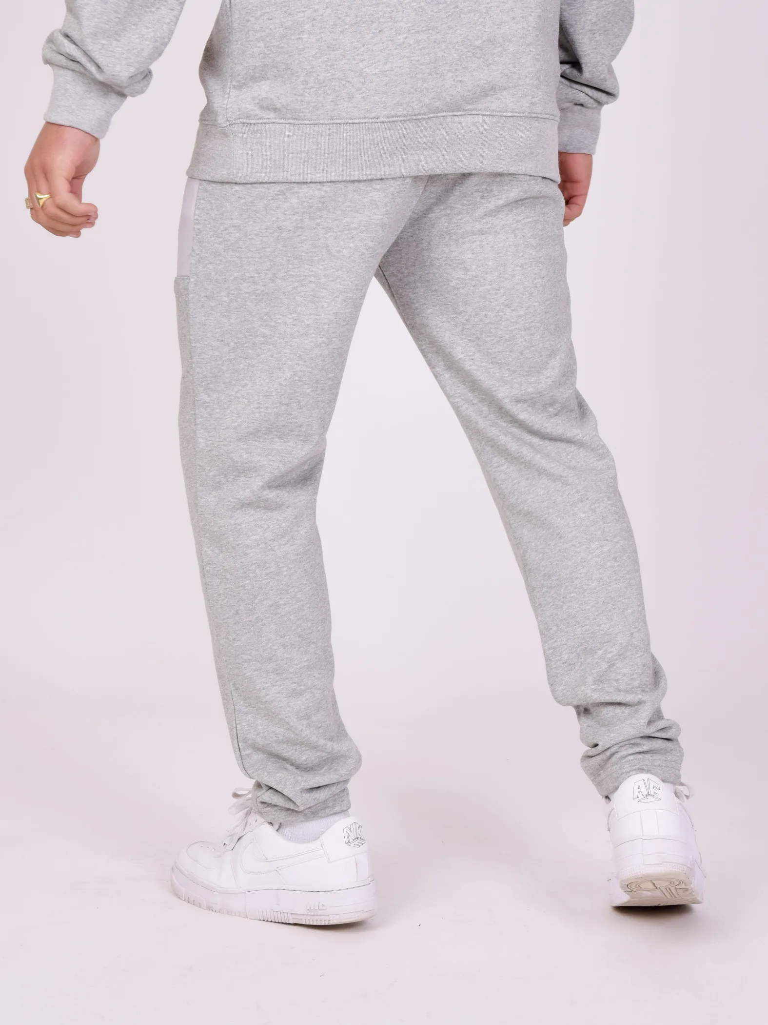 Pantalones de chándal con texto insertado