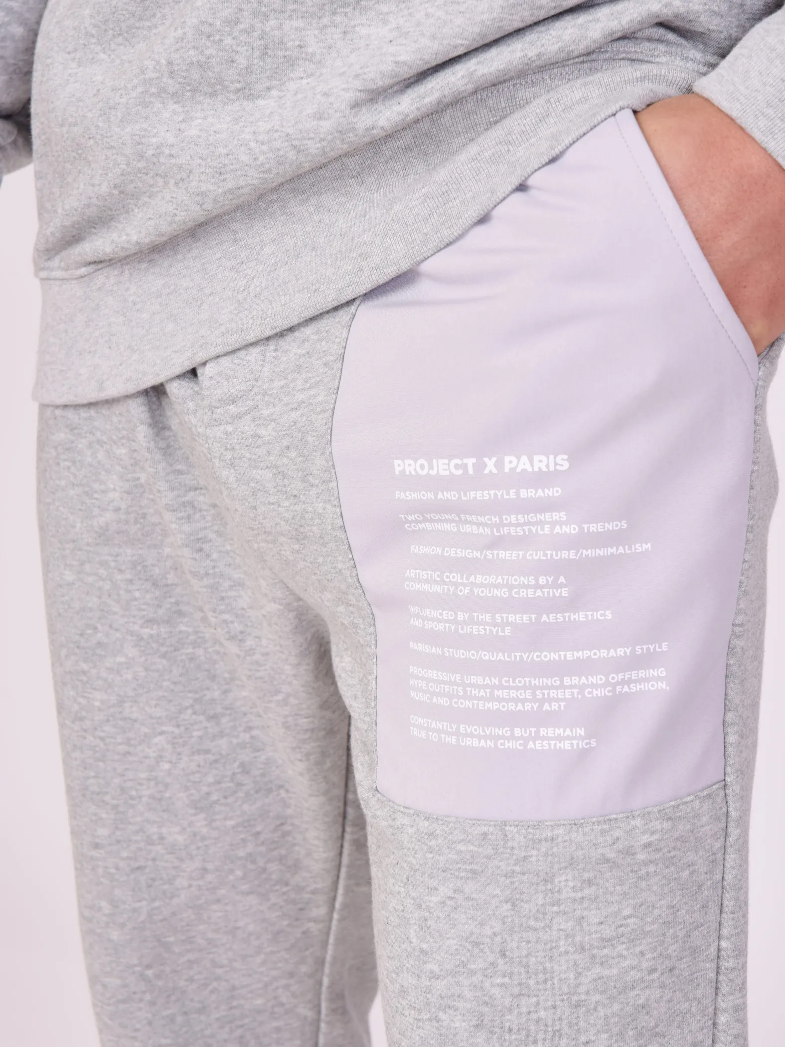 Pantalones de chándal con texto insertado