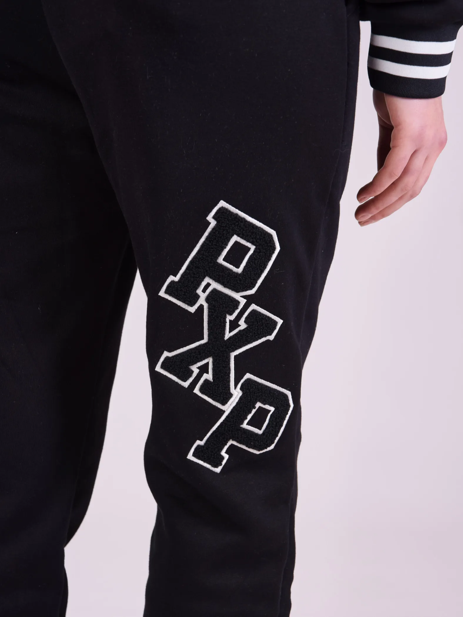 Pantalones de chándal universitarios con logotipo
