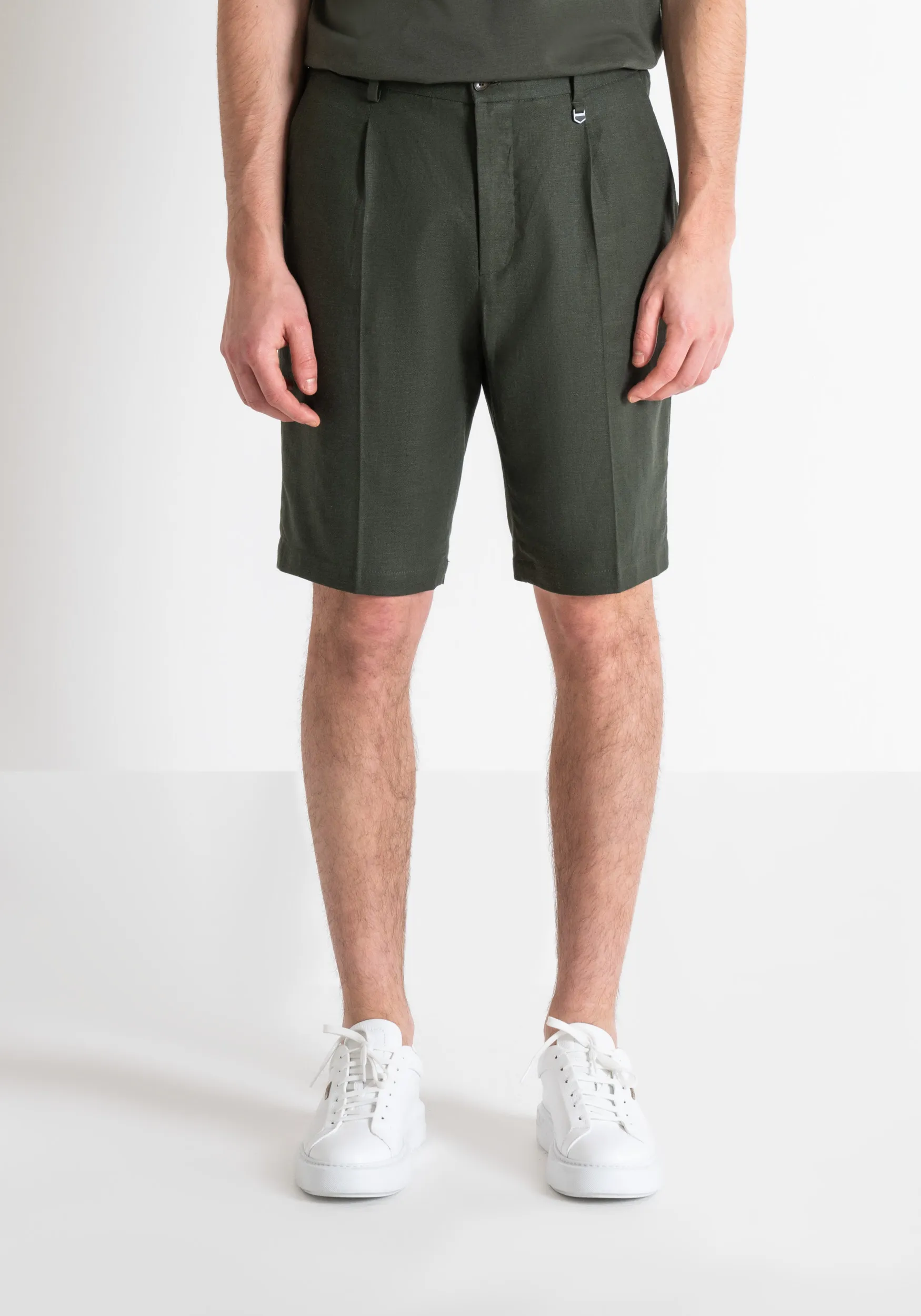 PANTALÓN CORTO «GUSTAF» CARROT FIT EN MEZCLA DE LINO Y VISCOSA