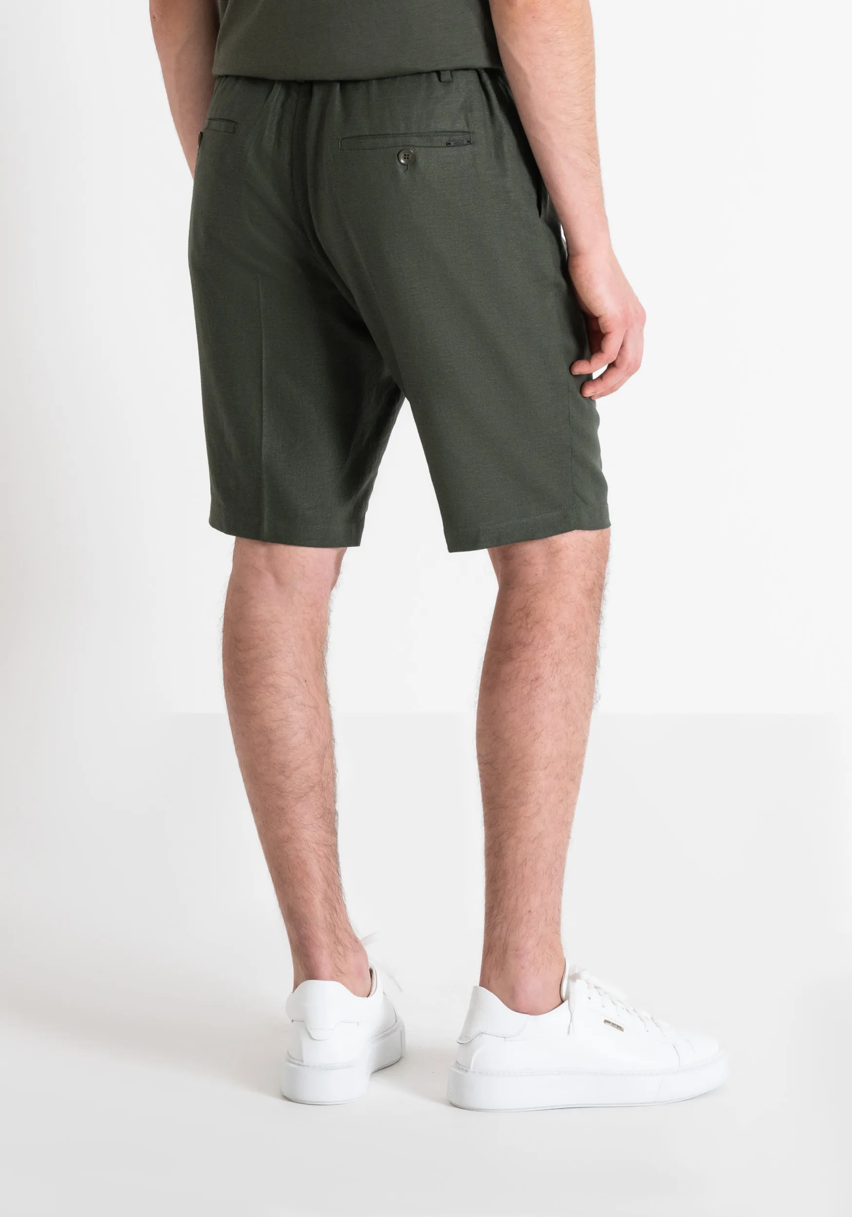 PANTALÓN CORTO «GUSTAF» CARROT FIT EN MEZCLA DE LINO Y VISCOSA