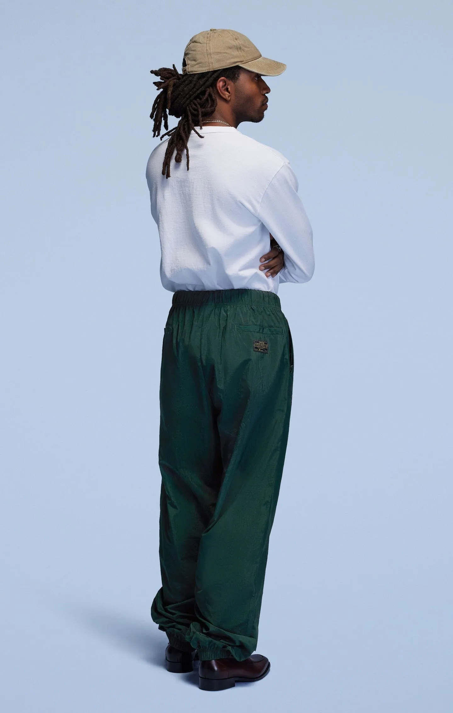 Pantalón de nailon con puños elásticos