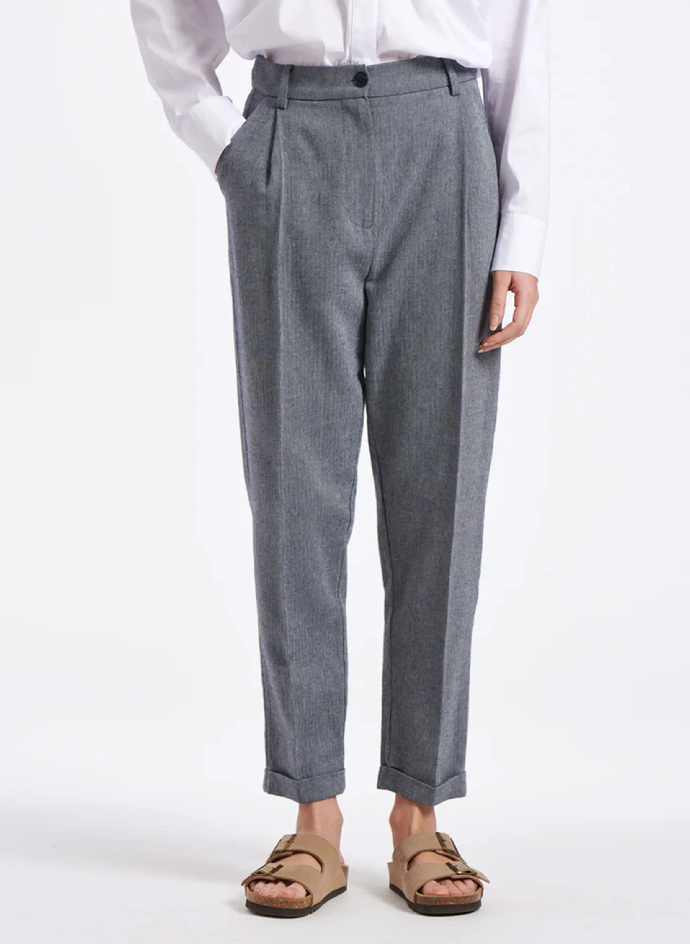 Pantalón de pinzas con estampado de espiga en mezcla de algodón. en azul