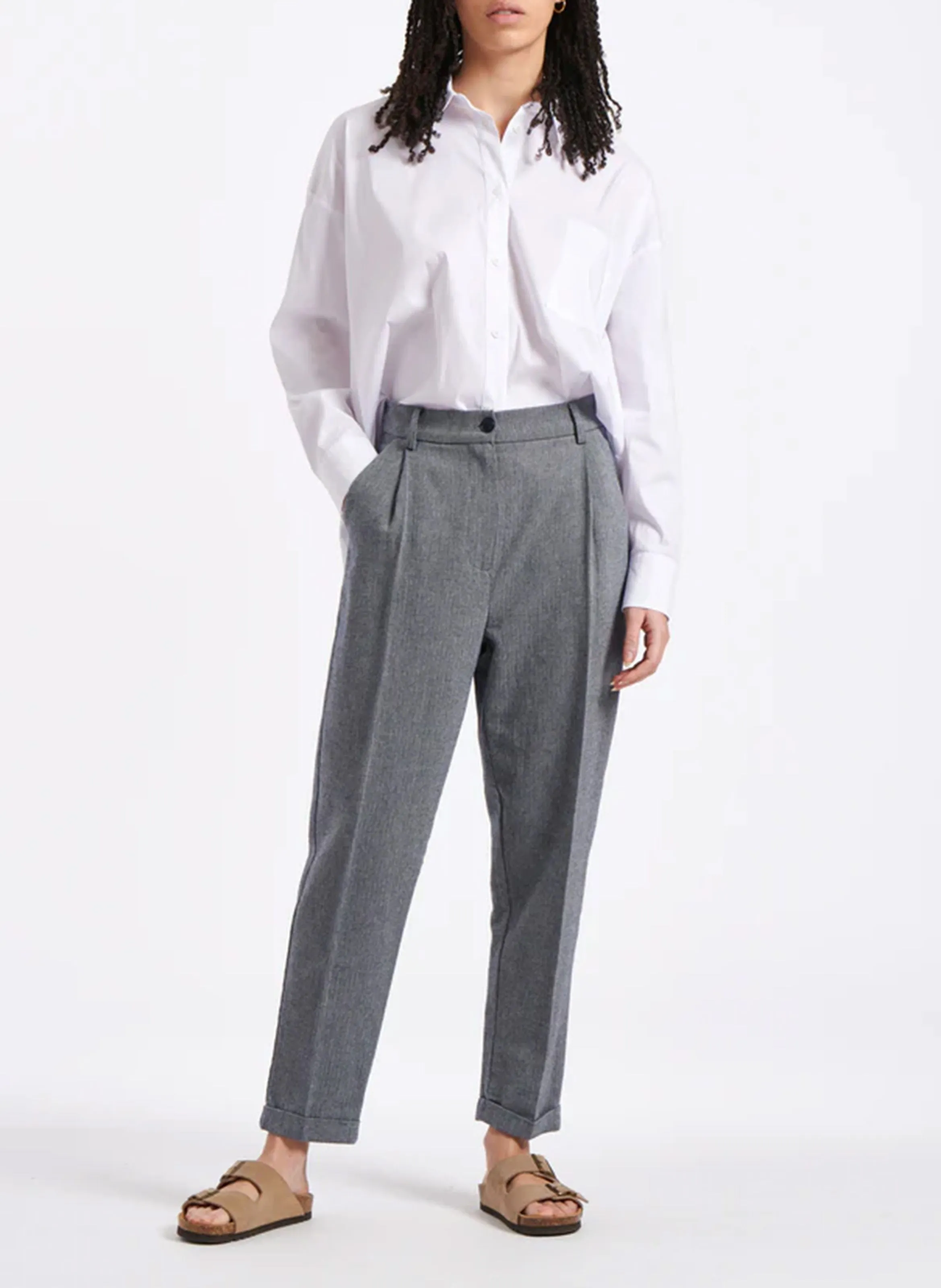 Pantalón de pinzas con estampado de espiga en mezcla de algodón. en azul