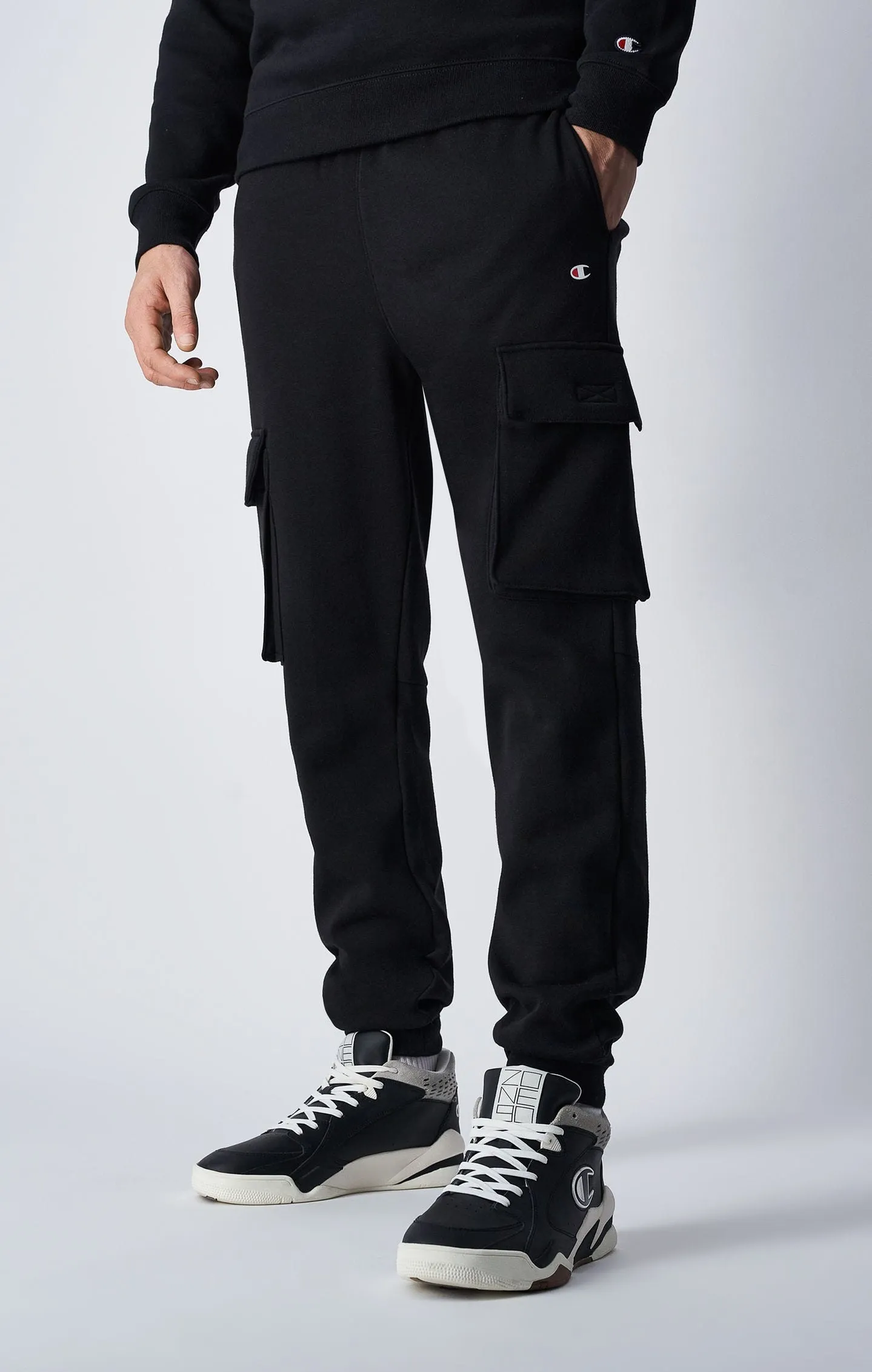 Pantalón deportivo tipo cargo con el logotipo de la «C»