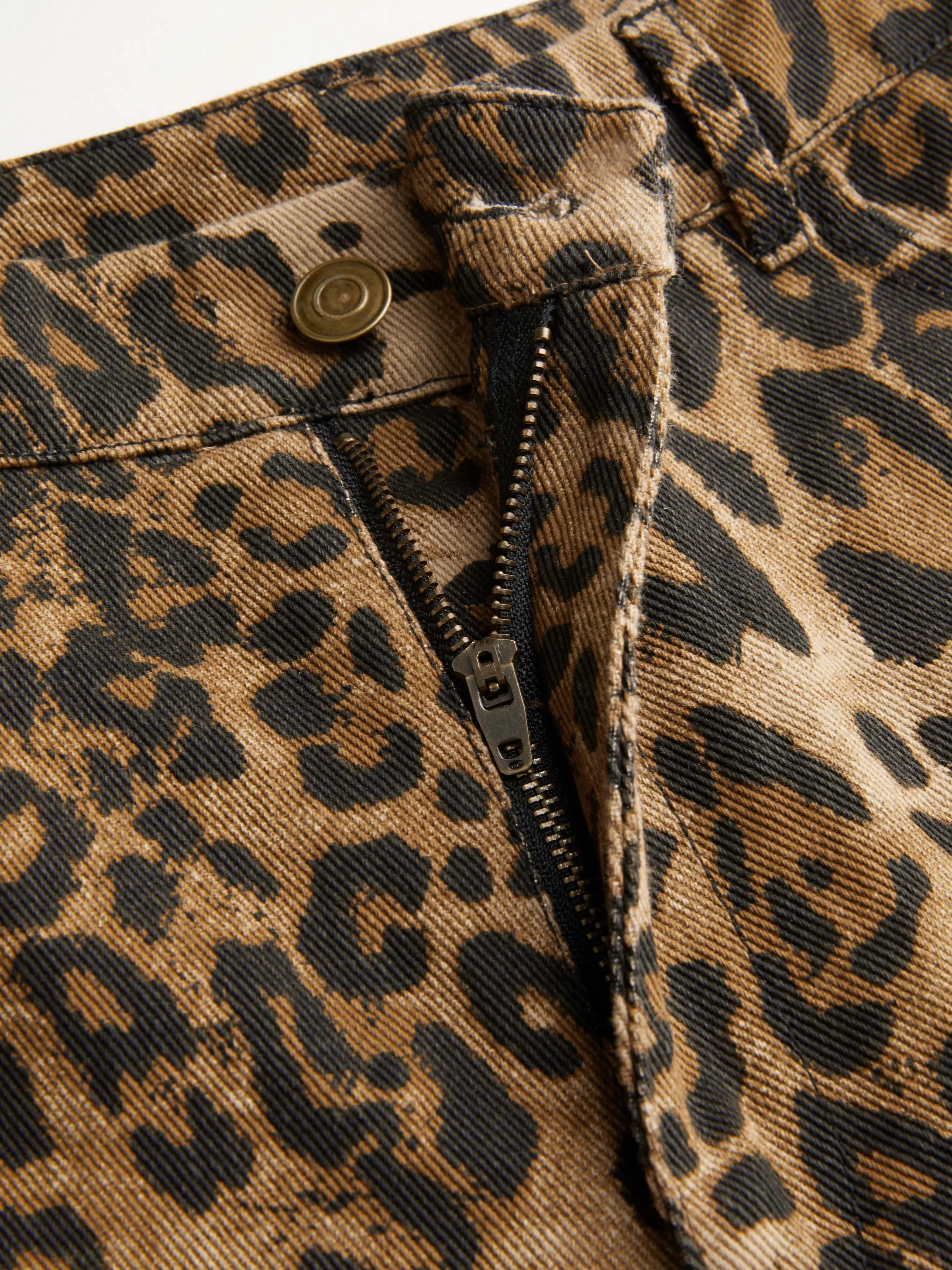 Pantalón vaquero de cintura media y pierna ancha con estampado de leopardo