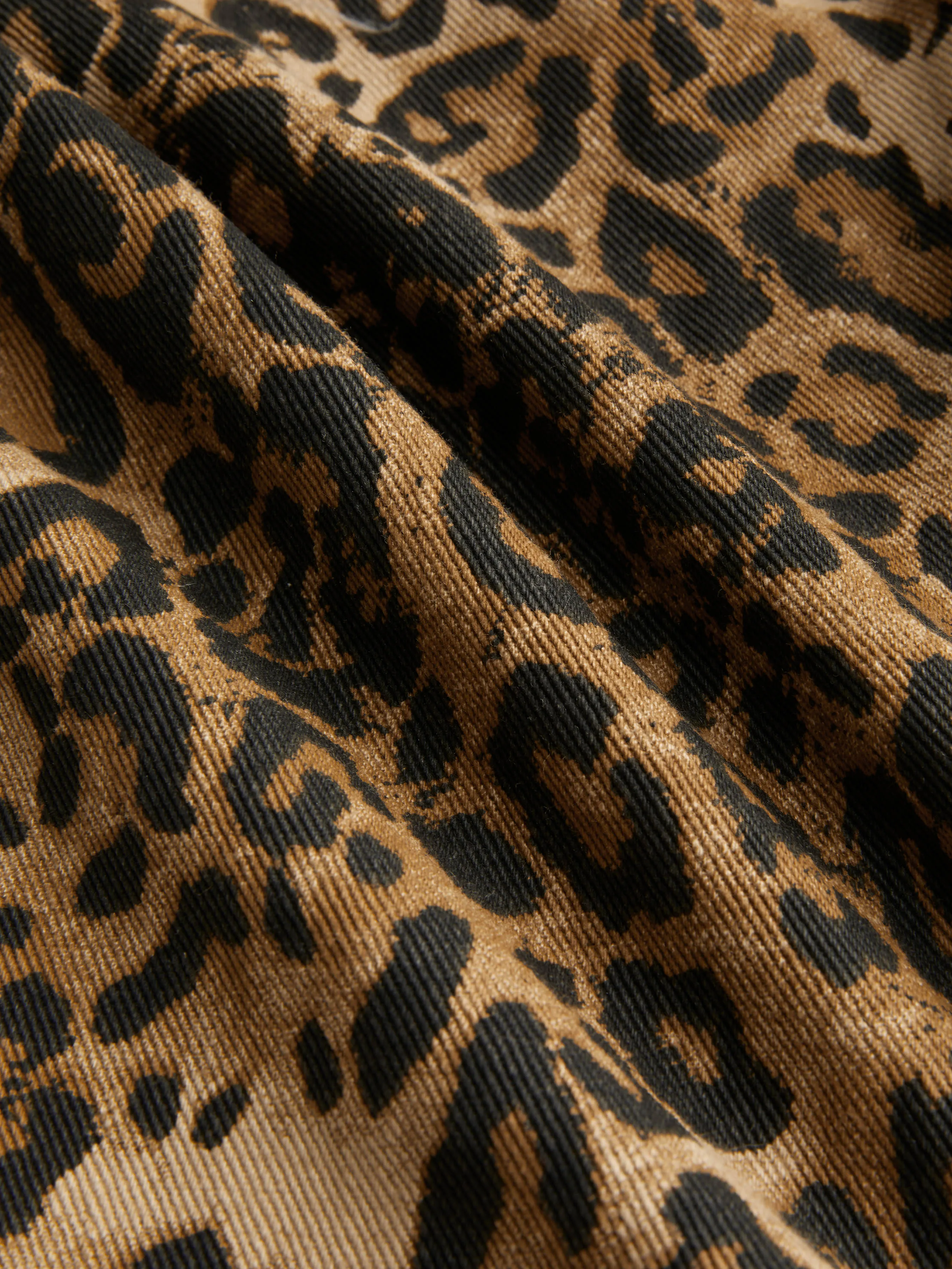 Pantalón vaquero de cintura media y pierna ancha con estampado de leopardo
