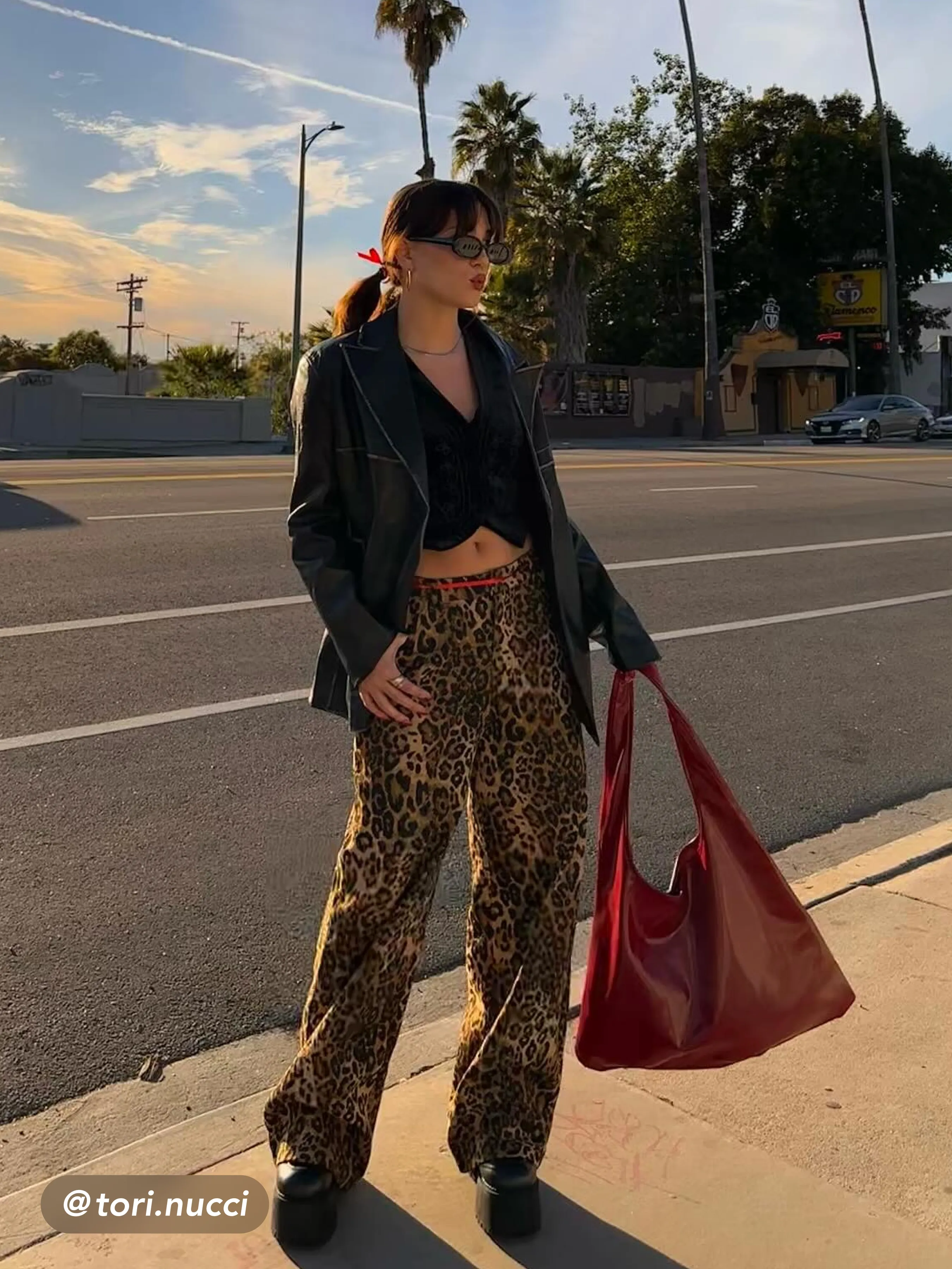 Pantalón vaquero de cintura media y pierna ancha con estampado de leopardo