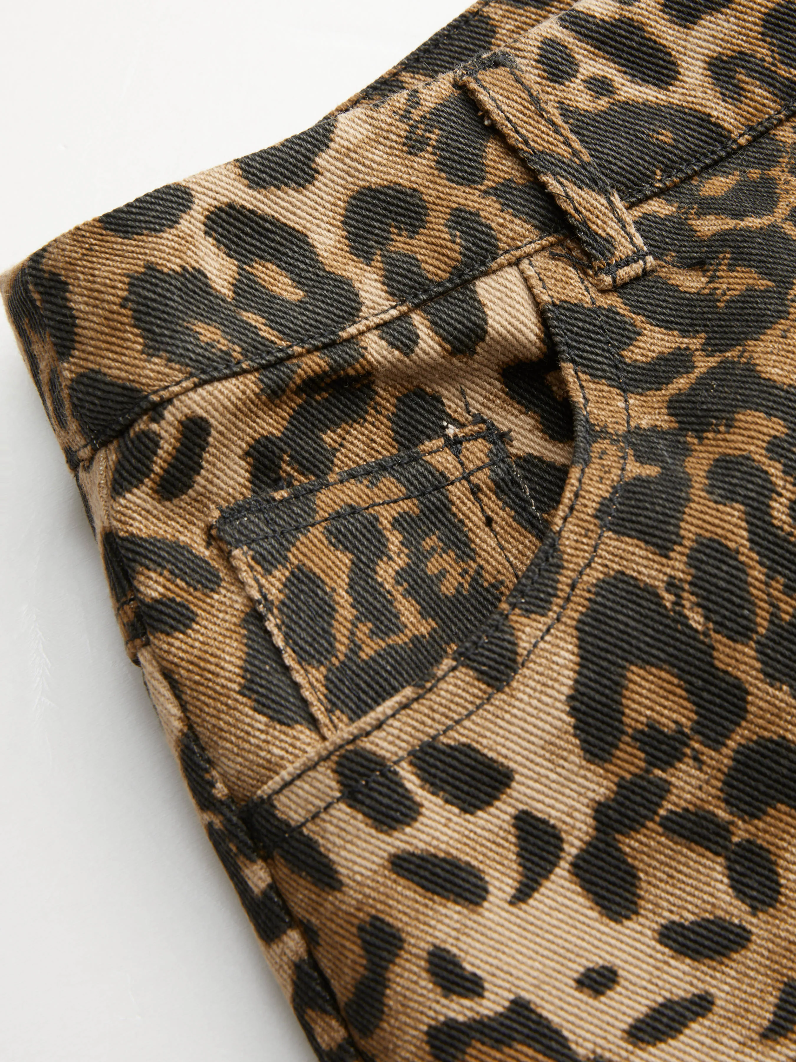 Pantalón vaquero de cintura media y pierna ancha con estampado de leopardo