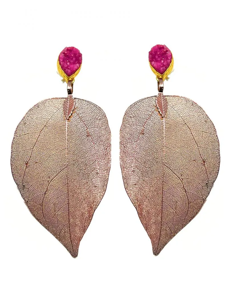 PENDIENTES LARGOS CON GRANDES HOJAS CON PIEDRA DRUSA FUCSIA