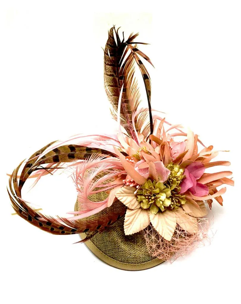 PEQUEÑOS TOCADOS ROSA MAQUILLAJE CON PLUMAS MUY ELEGANTES