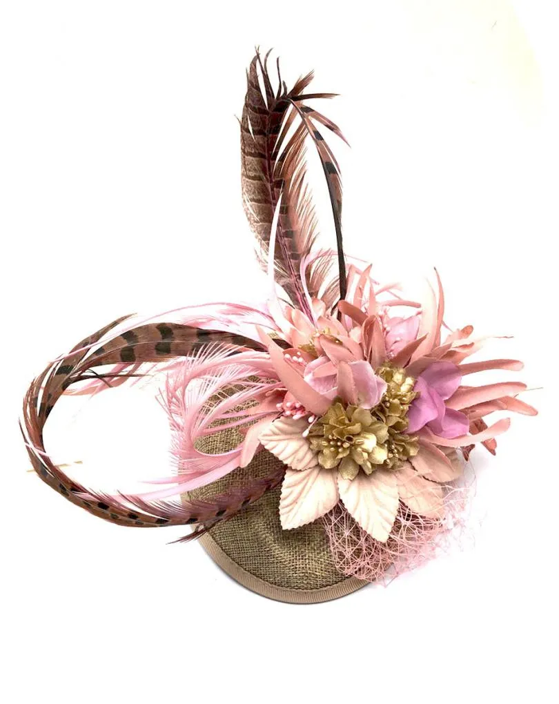 PEQUEÑOS TOCADOS ROSA MAQUILLAJE CON PLUMAS MUY ELEGANTES
