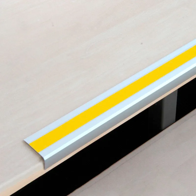 Perfil de borde de peldaño antideslizante, aluminio m2 Easy Clean amarillo, ancho 610mm, grosor 4mm