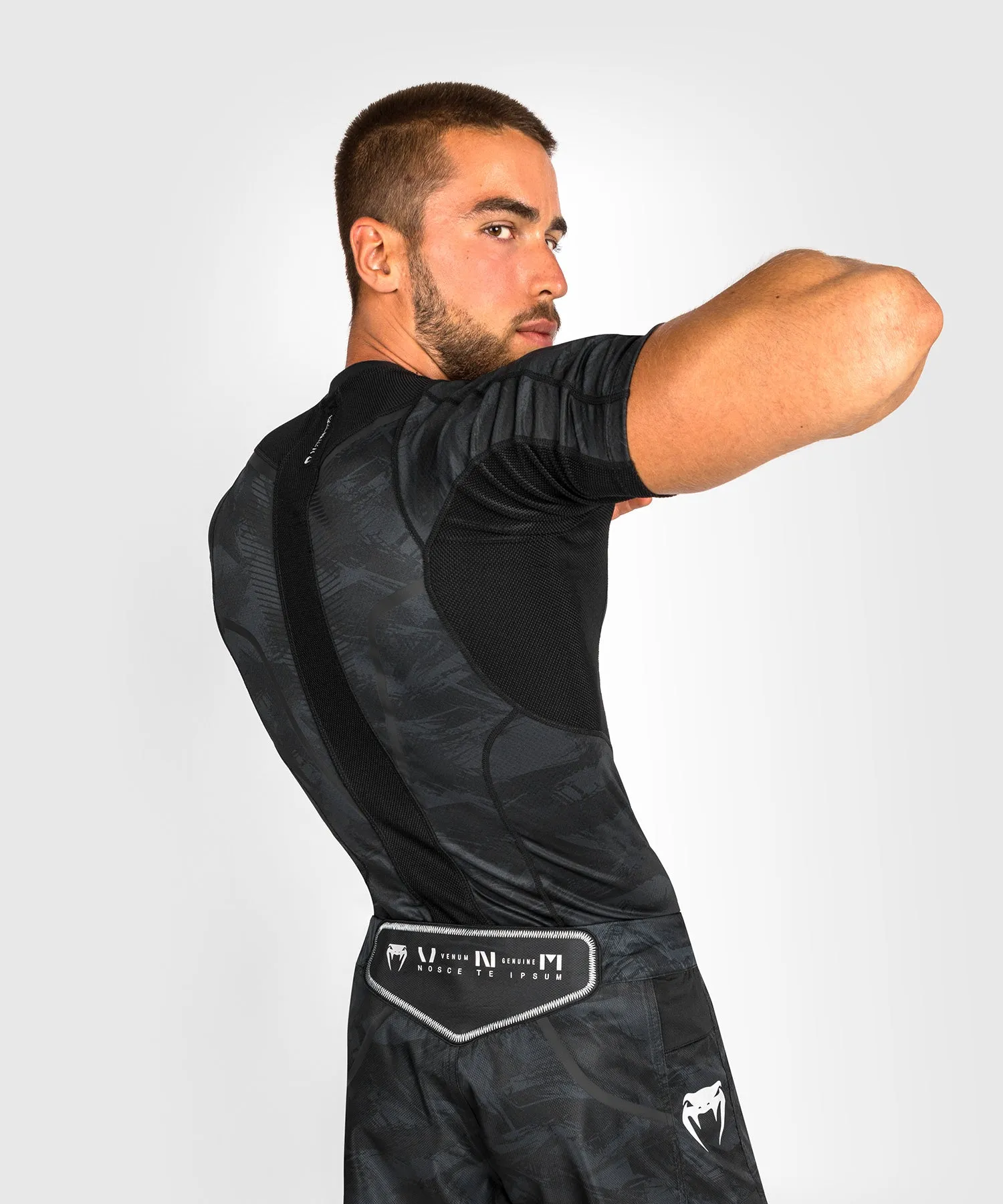 RASHGUARD VENUM ELECTRON 3.0  MANGAS CORTAS  NEGRO