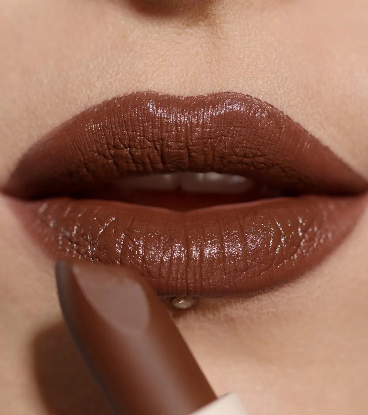 REVOLUTION  BARRA DE LABIOS SATINADA LIP ALLURE  STILETTO BROWN