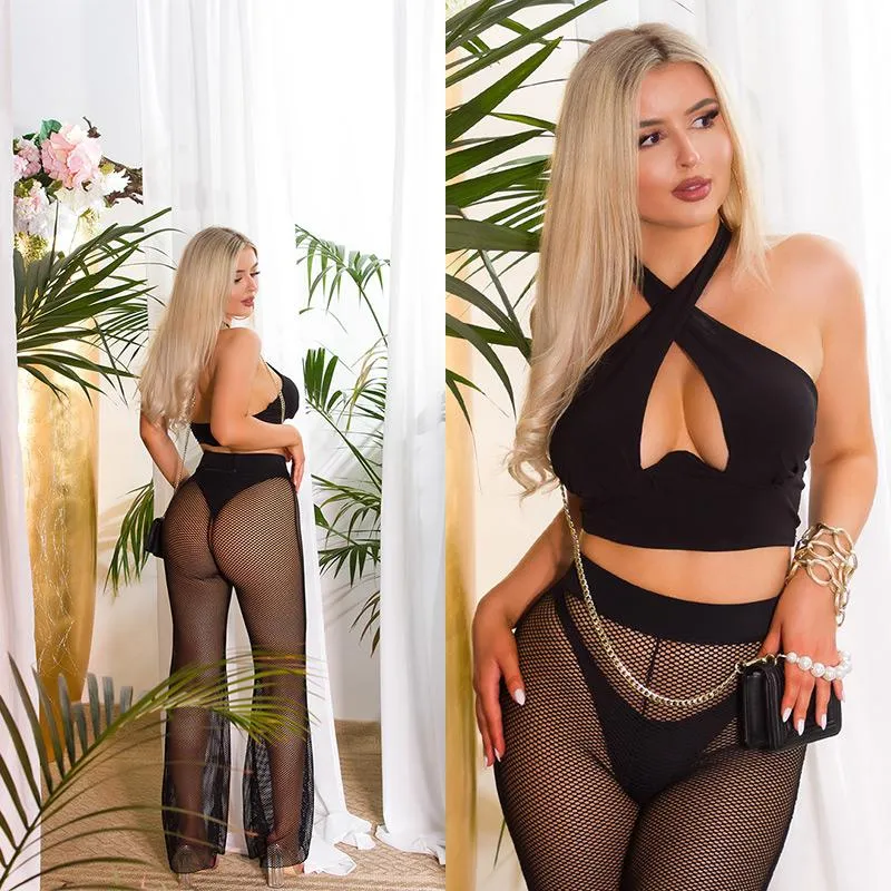 Top corto ajustado negro con aberturas