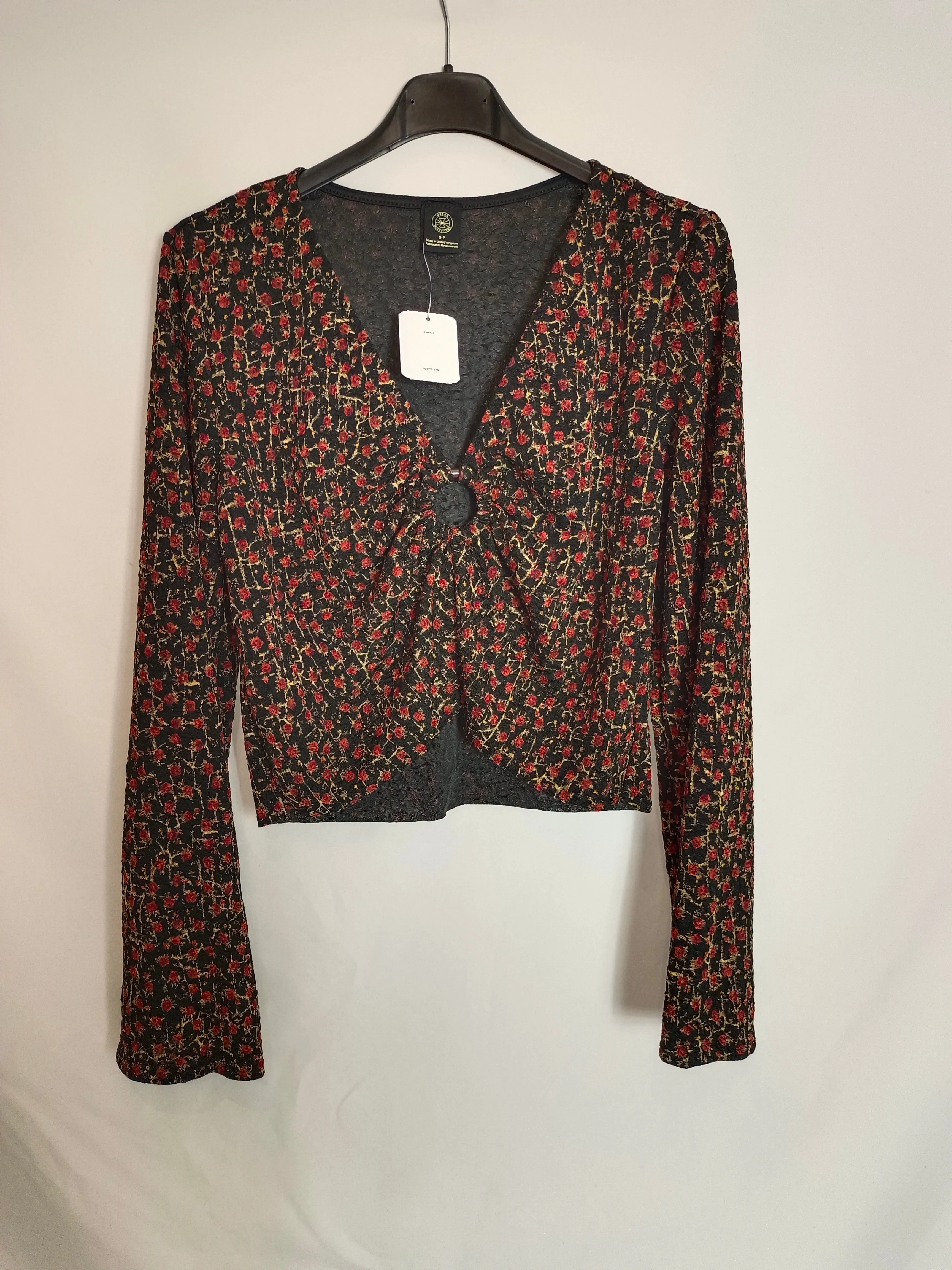 URBAN OUTFITERS. Top negro flores T.s