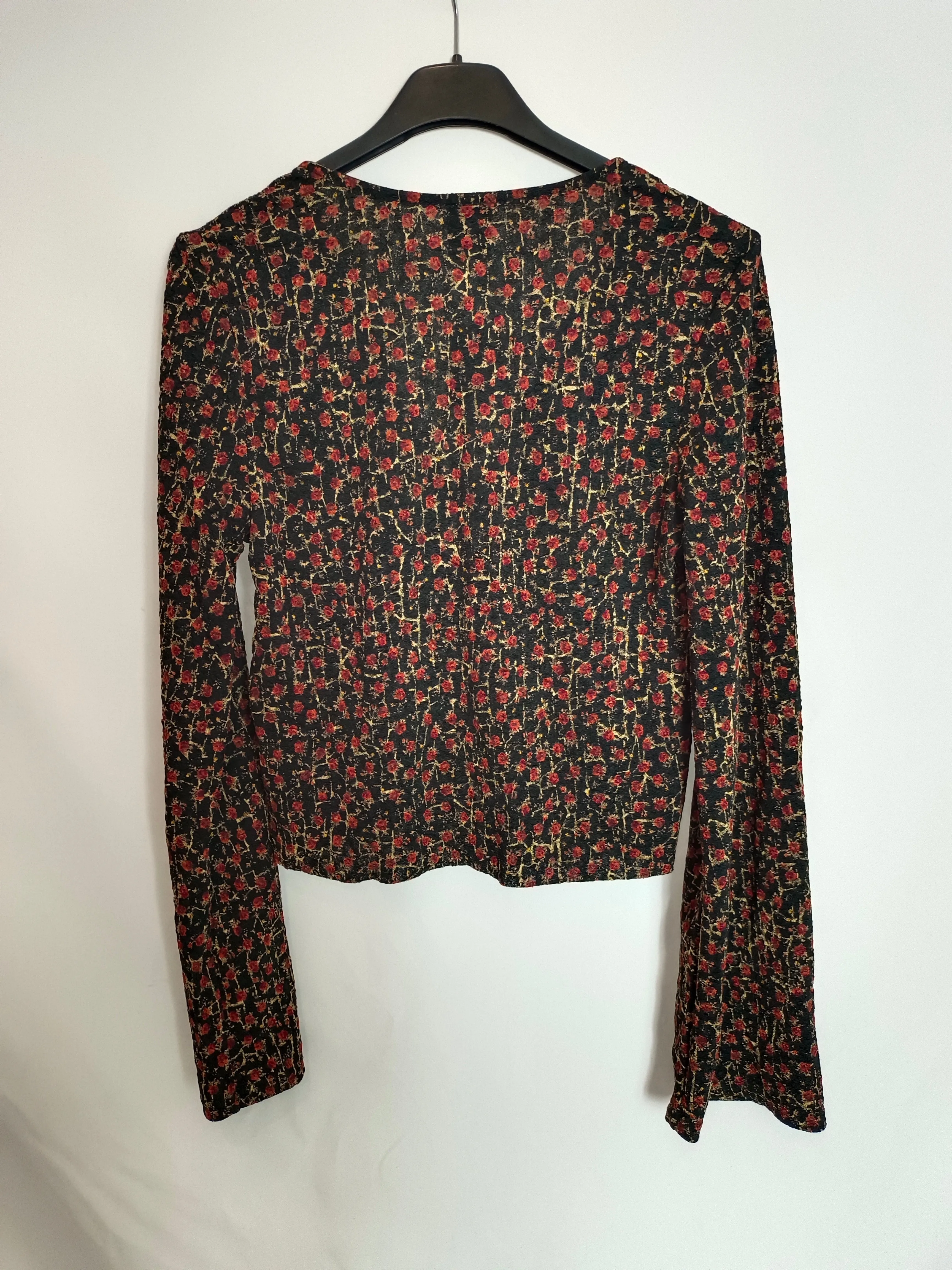 URBAN OUTFITERS. Top negro flores T.s