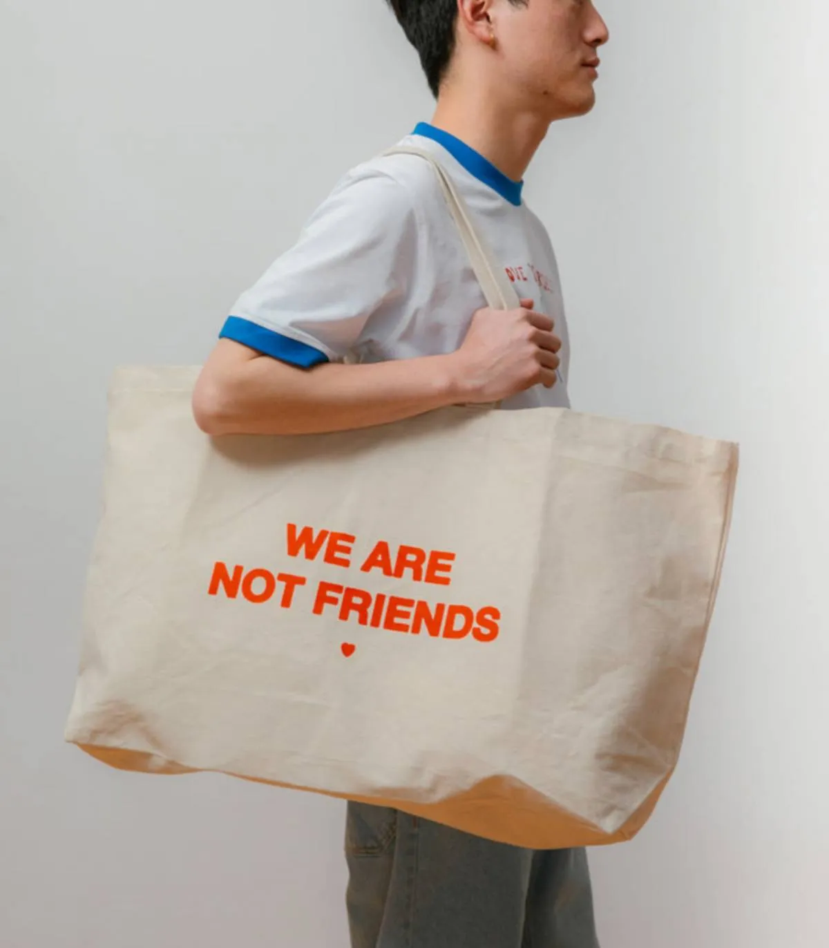 WE ARE NOT FRIENDS  BOLSA TOTE BEIGE  WANF TOTE