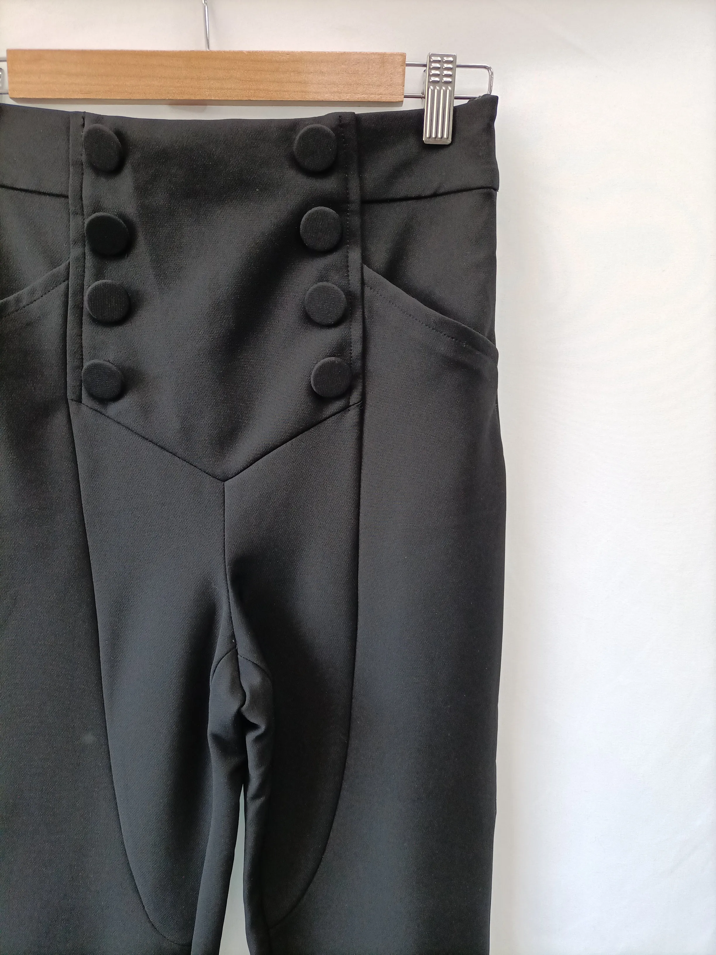 ZARA. Pantalón negro botones T.s