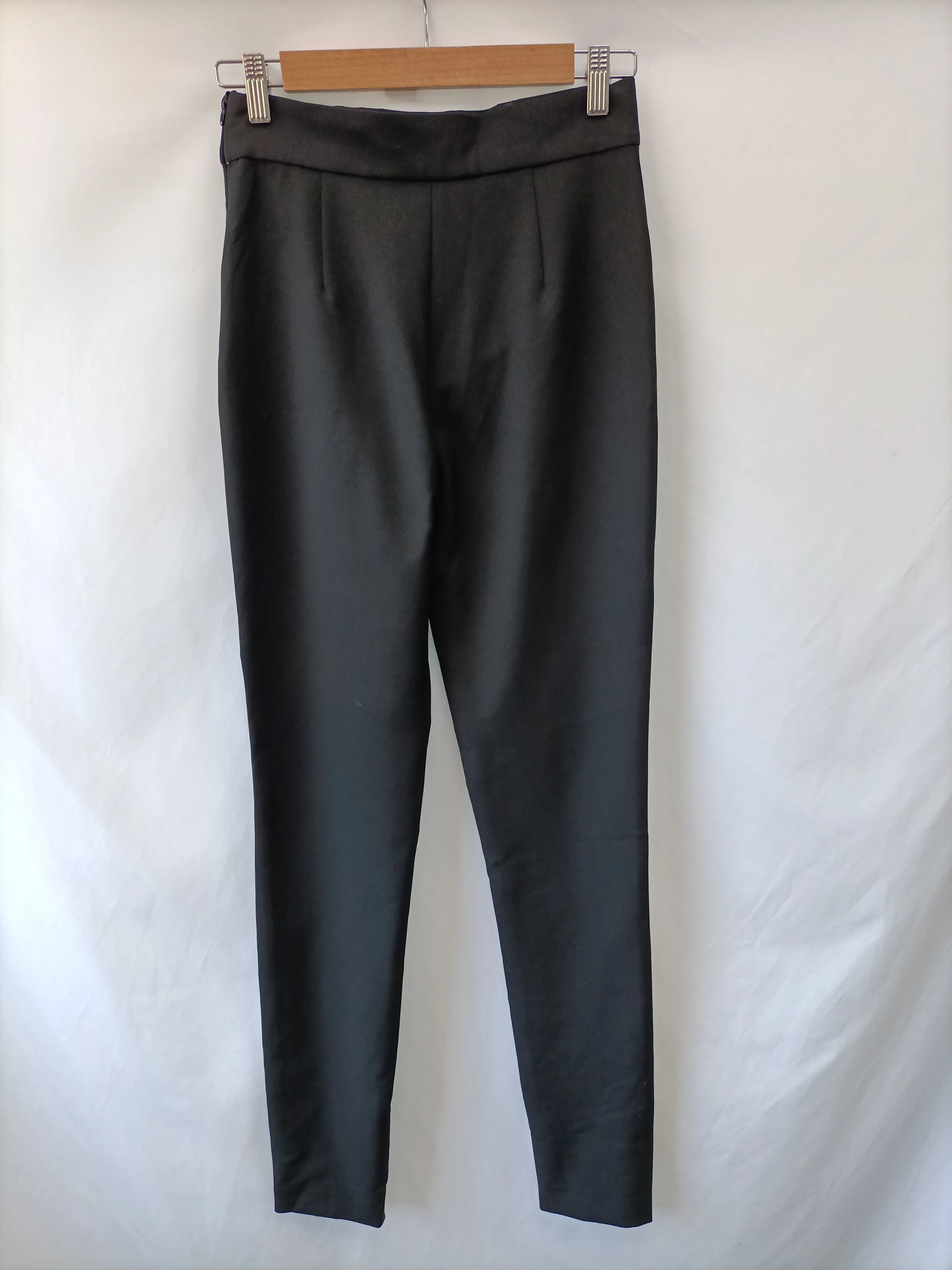 ZARA. Pantalón negro botones T.s